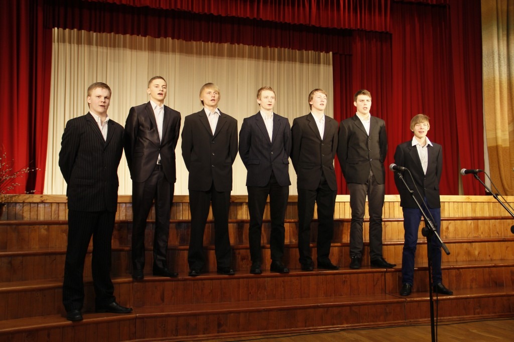 Vidusskolas zēnu ansamblis. 